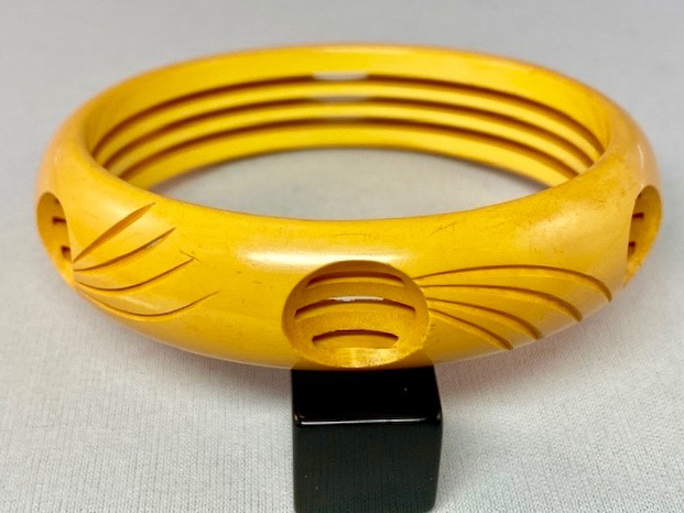 BB721 maize dot and line carved bakelite bangle